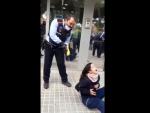 Captura del v&iacute;deo de la actuaci&oacute;n policial contra la joven en Sabadell.