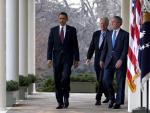 Los expresidentes de EE UU Barack Obama, George Bush y Bill Clinton en la Casa Blanca.