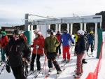 Varios esquiadores esperan a subir a uno de los remontadores de la estaci&oacute;n de la Masella (Cerndaya), este lunes 14 de diciembre de 2020.