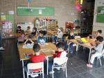 Ni&ntilde;os de P4 sentados en clase, en la escuela Cor de Roure de Santa Coloma de Queralt (Tarragona).