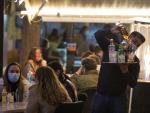 Un camarero sirve alcohol despu&eacute;s de las 20h en la terraza de un bar tras la apertura de bares y restaurantes de 20 a 22,30 horas con la flexibilizaci&oacute;n de restricciones de la Junta de Andaluc&iacute;a. En Sevilla (Andaluc&iacute;a, Espa&ntilde;a), a 18 de