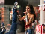 Wonder Woman (Gal Gadot) poniendo orden en un centro comercial