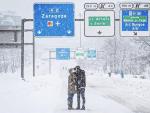 La pareja misteriosa bes&aacute;ndose en la A2 bajo la nieve.