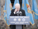 El presidente electo de EE UU, Joe Biden, emocionado durante el discurso en el que se despidi&oacute; del estado de Delaware, la v&iacute;spera de su toma de posesi&oacute;n como presidente en Washington.