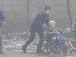 Una anciana es evacuada de la residencia afectada por la explosi&oacute;n.