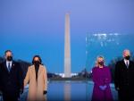 El presidente electo de EE UU, Joe Biden; su esposa, Jill Biden; la vicepresidenta electa, Kamala Harris; y su esposo, Doug Emhoff, durante un acto de homenaje a los fallecidos por la pandemia de COVID-19, en el monumento a Lincoln, en Washington.