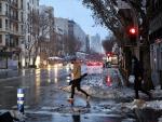 Lluvia en un Madrid que acumula nieve y hielo en sus aceras.