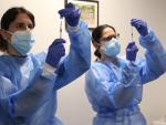 Dos enfermeras preparan las dosis de la vacuna contra la covid-19 en una residencia de Girona.