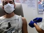 Un sanitario recibe una dosis de la vacuna de AstraZeneca en Lyon, Francia.