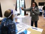 Una mujer votando este mi&eacute;rcoles en la simulaci&oacute;n del 14-F en la Masia Freixa de Terrassa.