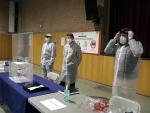 Miembros de una mesa electoral de Sant Juli&agrave; de Ramis (Girona) se ponen los EPI durante un simulacro para las elecciones del 14-F.