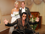 Imagen de una boda en una t&iacute;pica capilla en Las Vegas.