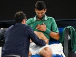 Novak Djokovic, atendido por los servicios m&eacute;dicos