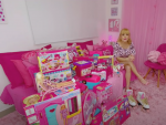 Bruna Barbie realizando un unboxing de productos de la marca.
