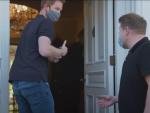 El pr&iacute;ncipe Harry y James Corden entrando en la casa de 'El pr&iacute;ncipe de Bel-Air'.
