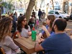 Un grupo de j&oacute;venes en la terraza de un bar de Barcelona.