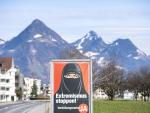 Un cartel de la iniciativa 'S&iacute; a la prohibici&oacute;n del burka' en Oberdorf, en el cant&oacute;n de Nidwalden (Suiza).