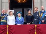 De izquierda a derecha, el pr&iacute;ncipe Carlos; el pr&iacute;ncipe Andr&eacute;s; la duquesa de Cornualles, Camilla; la reina Isabel II; la duquesa de Sussex, Meghan; el pr&iacute;ncipe Enrique (Harry); el pr&iacute;ncipe Guillermo (William); y la duquesa de Cambridge, Kate, en Londres, en 2018.
