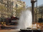 Gran escape de agua en la avenida Diagonal de Barcelona.