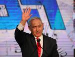 El primer ministro israel&iacute;, Benjamin Netanyahu, saluda a sus seguidores tras conocer los sondeos a pie de urna de las elecciones en Israel.