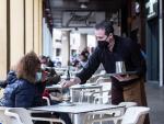 Archivo - Un camarero sirve un caf&eacute; a una clienta en la Cafeter&iacute;a Tristana