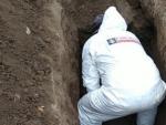 Un equipo forense de la Fiscal&iacute;a de Colombia trabaja en una fosa com&uacute;n en Bogot&aacute;, donde fueron hallados restos de 26 cad&aacute;veres.