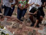 Entierro de una mujer fallecida por covid-19, en un cementerio de R&iacute;o de Janeiro, Brasil.