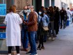 Varias personas hacen cola en el centro de vacunaci&oacute;n UB Raval, en Catalu&ntilde;a.