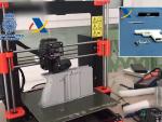 Una impresora 3D durante la fabricaci&oacute;n de un arma; y un arma fabricada a trav&eacute;s de la misma herramienta.