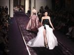 Stella Tennant desfilando para Versace en la Semana de la moda de Paris, 2014.