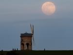 La luna m&aacute;s llena de abril se deja ver por encima de un molino en Warwickshire (Inglaterra).