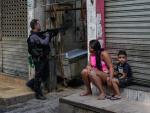 Agentes policiales, durante un operaci&oacute;n contra una banda de narcotraficantes en la favela de Jacarezinho, en R&iacute;o de Janeiro (Brasil).