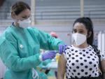 Una enfermera administra la vacuna contra el coronavirus a una mujer en Sevilla.