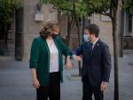 El presidente de la Generalitat Pere Aragon&egrave;s, y la alcaldesa de Barcelona, Ada Colau, se saludan a su llegada a una reuni&oacute;n.