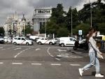 Una joven cruzando la carretera en Madrid.