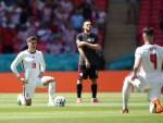 Los jugadores de Inglaterra se arrodillan en su partido ante Croacia en la Euro.