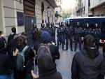 Antidisturbios de los Mossos d'Esquadra delante de un grupo de activistas, durante un desahucio en Lleida.