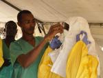 Miembros del equipo m&eacute;dico de MSF se preparan para atender a pacientes de &eacute;bola.