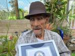 Emilio Flores, el hombre más longevo del mundo, con el reconocimiento oficial.