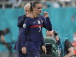 Antoine Griezmann, consolado por Deschamps tras un partido de Francia en la Eurocopa