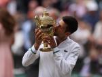Novak Djokovic, con el trofeo de Wimbledon