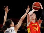 Laura Gil lanza a canasta durante el partido de baloncesto femenino entre Espa&ntilde;a y Corea y del Sur, en los Juegos Ol&iacute;mpicos de Tokio.