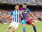 Jordi Alba pelea un bal&oacute;n con el centrocampista de la Real Sociedad David Silva.