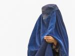 Una mujer con burka, en un campo de refugiados en Kabul, Afganist&aacute;n.