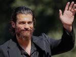 El famoso actor turco ha deslumbrado con un traje negro al completo y ha saludado muy sonriente a su llegada al Festival de Cine de Venecia.