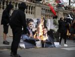 Varios encapuchados durante la quema de la foto de Aragon&egrave;s y S&aacute;nchez en la manifestaci&oacute;n de la Izquierda Independentista en Barcelona.
