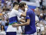 Novac Djokovic felicita a Daniil Medvedev por su victoria en la final del US Open.