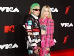 Los cantantes Mod Sun y Avril Lavigne posan abrazados, con dos modelitos muy coloridos, a su llegada a los MTV VMA 2021.