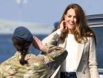 Kate Middleton saluda a una de los soldados de la Operaci&oacute;n Pitting.