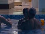 Fani besa a Juli&aacute;n en la piscina de Villa Playa.